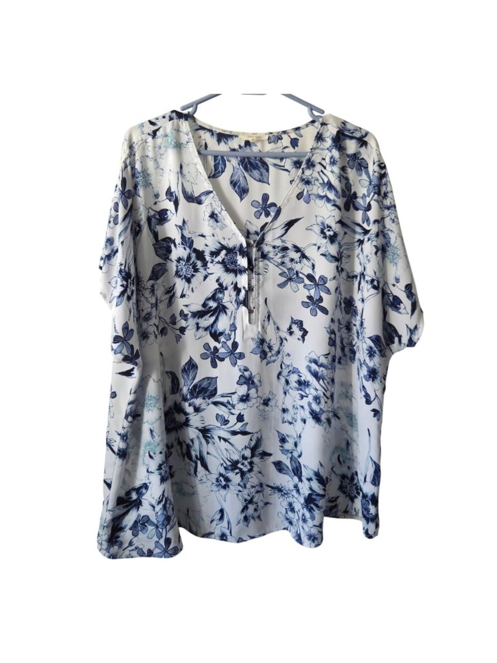 Maurices Plus Size 2XL Floral Tunic Top White Blue V-Neck Hook Eye Blouse Flowy